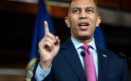 Jeffries Defends Push to Extend Obamacare Credits