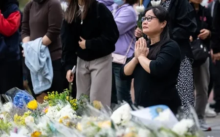 Hong Kong fire death toll rises to 146,thousands pay tribute