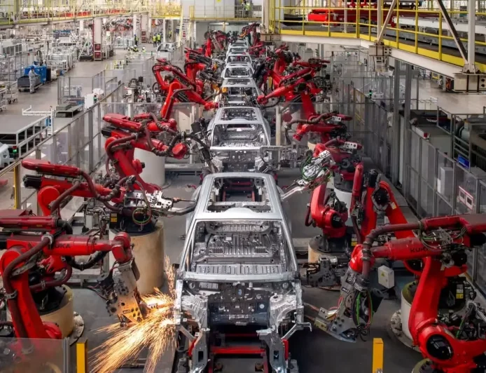 China’s Factory Activity Inches Up but Still in Contraction