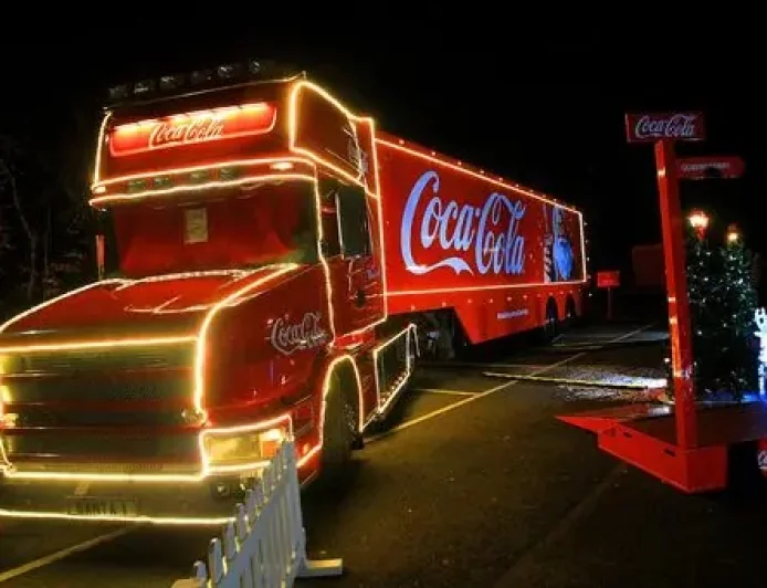 Hundreds Queue for Over an Hour to See Coca-Cola Truck