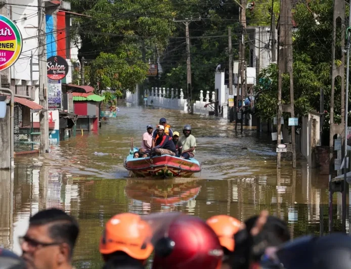 More than 900 killed in Asian floods
