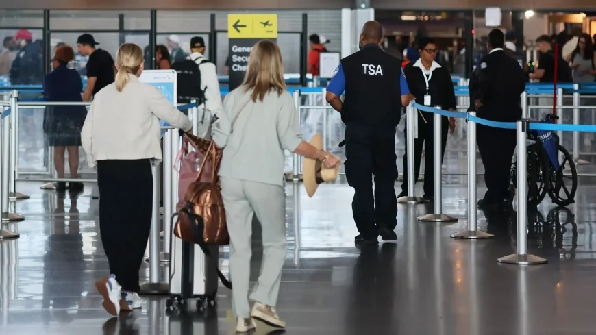 U.S. flight cuts may cause holiday travel chaos for Canadians