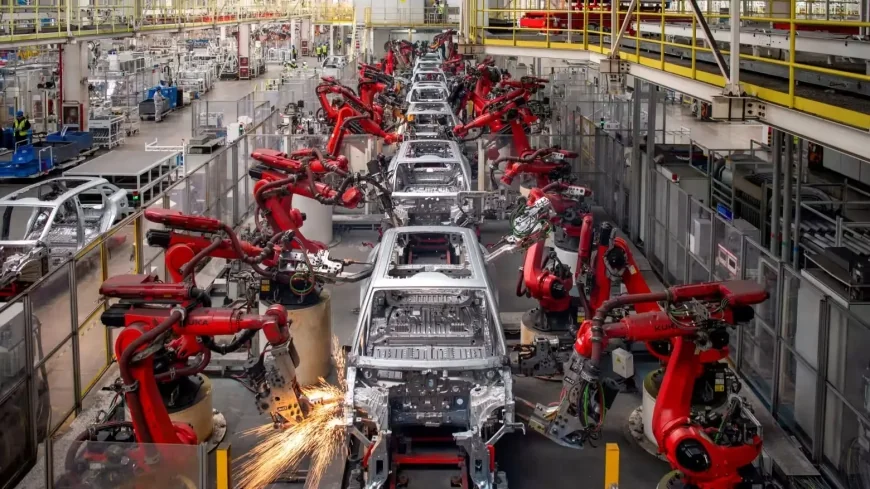 China’s Factory Activity Inches Up but Still in Contraction