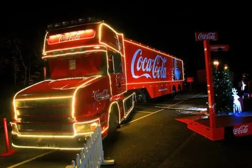 Hundreds Queue for Over an Hour to See Coca-Cola Truck