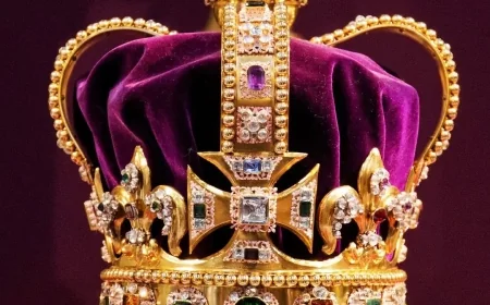 Four Arrested After State Crown Display Case Defaced at Tower of London