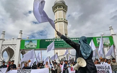 White Flags Rise in Indonesia as Flood Aid Delays Spark Anger