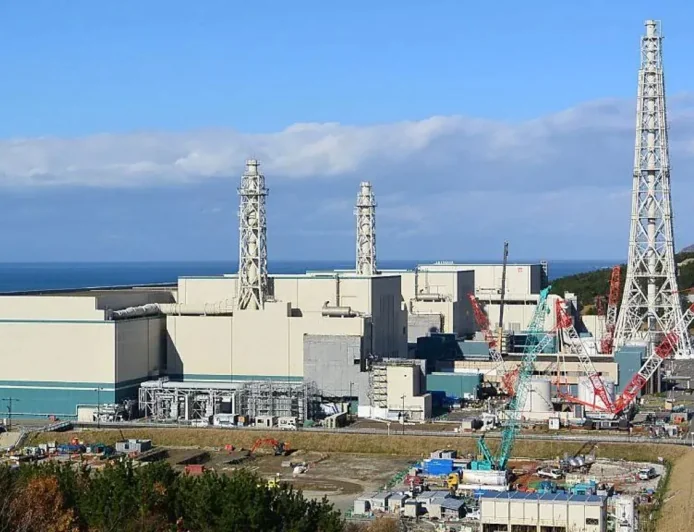 Japan Halts World’s Largest Nuclear Plant Hours After Restart