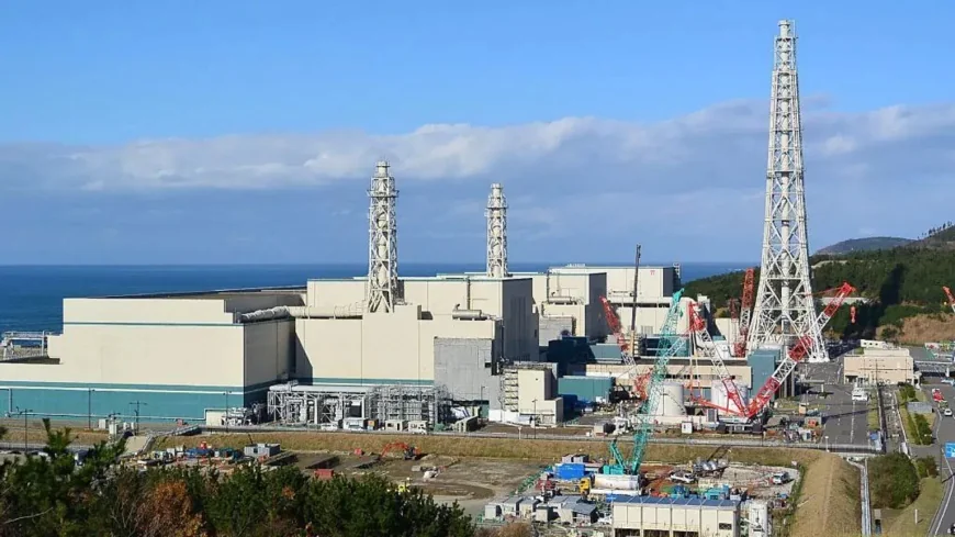 Japan Halts World’s Largest Nuclear Plant Hours After Restart