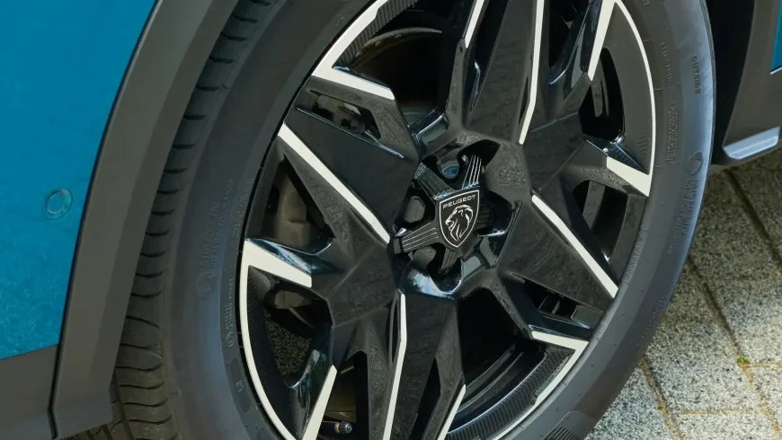 7 Reasons the New Peugeot 3008 Dominates Hybrids